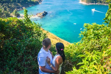 Mutlu çift görünümünde aşık sahil tropikal beach Tayland phuket gelin