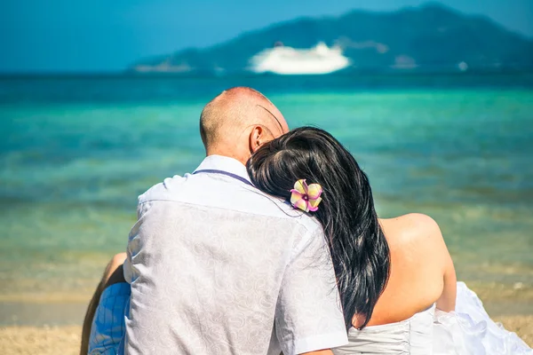 Glückliches Liebespaar an einem tropischen Strand vor der meeresähnlichen Insel — Stockfoto