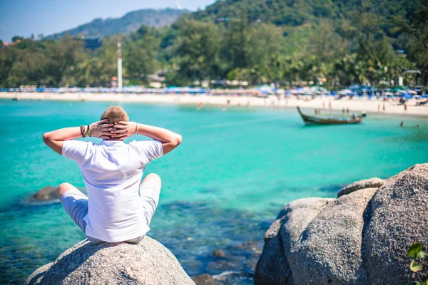 Mladý muž relaxuje moře — Stock fotografie