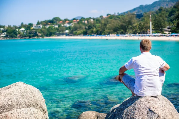 A young man relaxes the sea — Stock Photo, Image