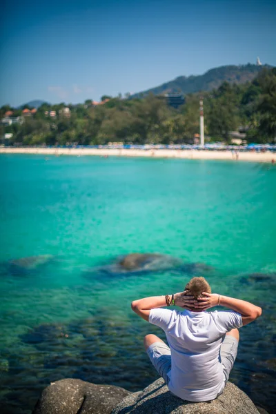 Un joven relaja el mar —  Fotos de Stock