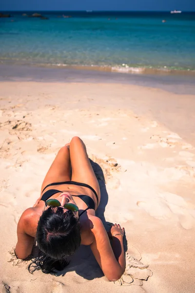 Sexmädchen im Bikini auf dem Hintergrund des Meeres — Stockfoto