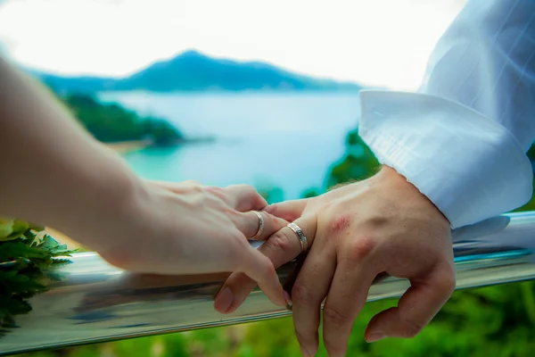 Hands in the shape of a heart on the background of the sea — Stock Photo, Image