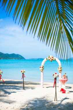 Plaj egzotik Avrupa düğün töreni okyanus deniz kıyısında üzerinde kemer