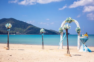 Okyanus deniz kemer plaj kıyısında egzotik düğün töreni