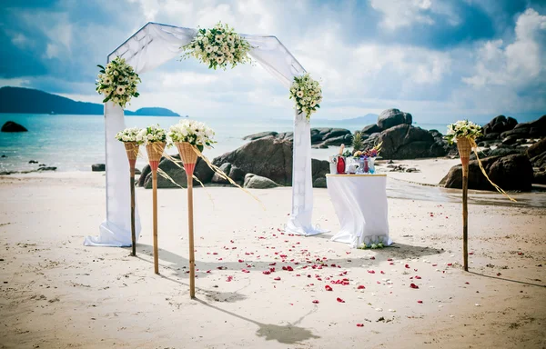 充满异国情调的仪式婚礼欧式风格拱热带海滩上 — 图库照片