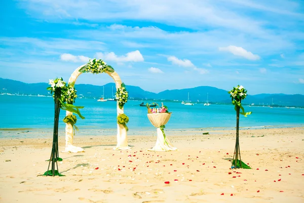 Cerimônia exótica casamento estilo europeu arco na praia tropical — Fotografia de Stock