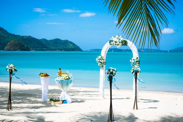 Cerimônia exótica casamento estilo europeu arco na praia tropical — Fotografia de Stock