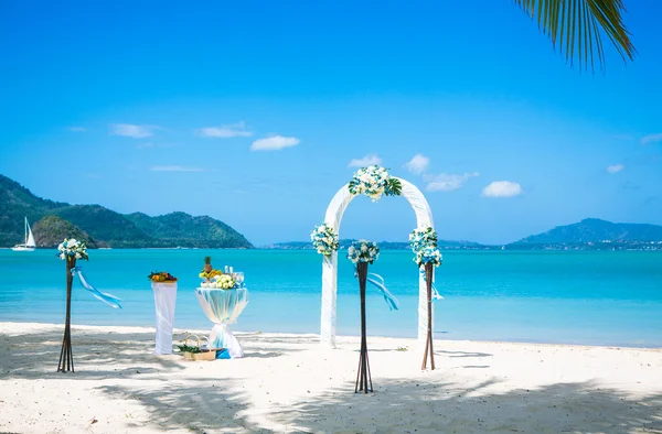 Arco en la playa exótica ceremonia de boda europea en la orilla del mar mar —  Fotos de Stock