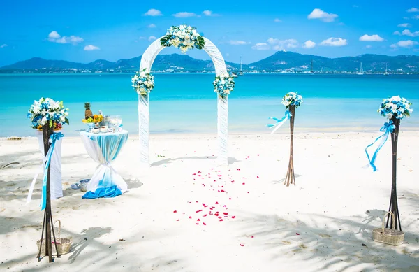 Arco en la playa exótica ceremonia de boda europea en la orilla del mar mar — Foto de Stock