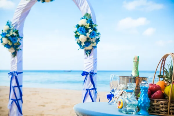 Bogen am Strand exotische europäische Hochzeitszeremonie am Ufer des Ozeans Meer — Stockfoto