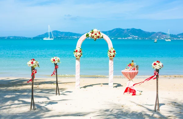 Arco en la playa exótica ceremonia de boda europea en la orilla del mar mar —  Fotos de Stock