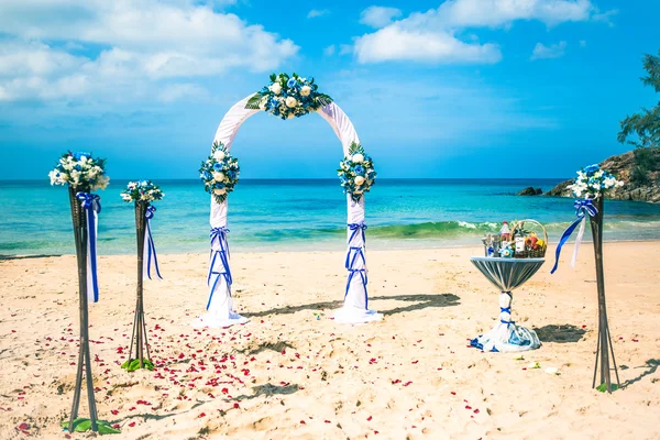 Arco en la playa exótica ceremonia de boda europea en la orilla del mar mar — Foto de Stock