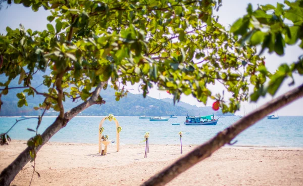 Exotische Hochzeitszeremonie am Ufer des Meeresbogens am Strand — Stockfoto