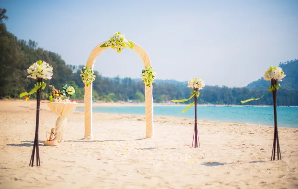 Exotische Hochzeitszeremonie am Ufer des Meeresbogens am Strand — Stockfoto