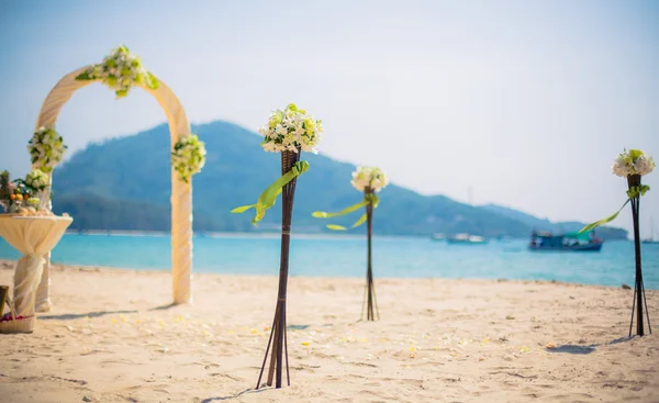 Ceremonia de boda exótica en la orilla del océano arco marino en la playa — Foto de Stock