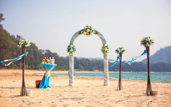 Εξωτικά γαμήλια τελετή, στην ακτή της θάλασσας αψίδας ωκεανό στην παραλία — Φωτογραφία Αρχείου
