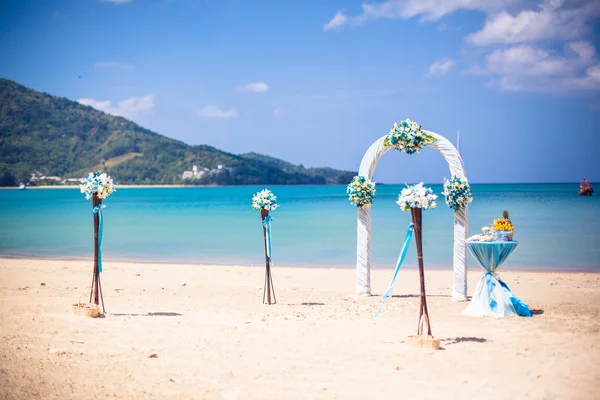 婚礼仪式，岸上海洋海拱在海滩上 — 图库照片