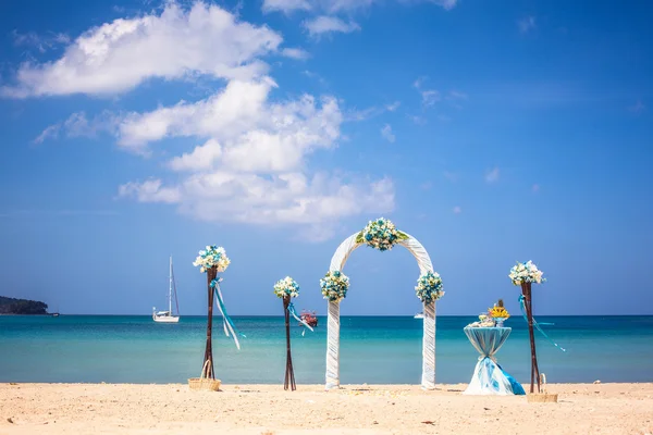 Poślubna ceremonia na brzegu oceanu łukiem morza na plaży — Zdjęcie stockowe