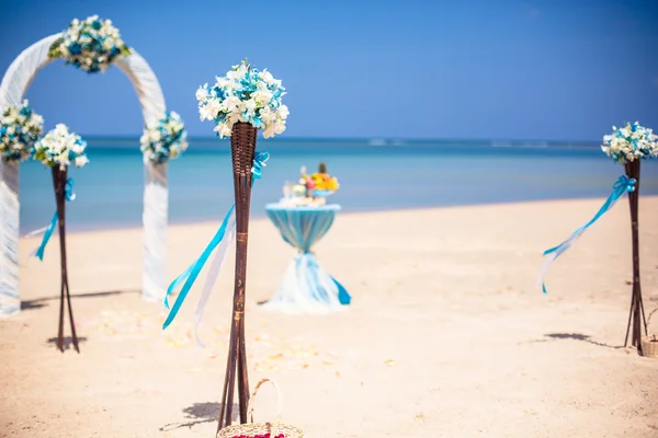 Poślubna ceremonia na brzegu oceanu łukiem morza na plaży — Zdjęcie stockowe