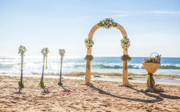 Ceremonia de boda en la orilla del arco marino del océano en la playa —  Fotos de Stock