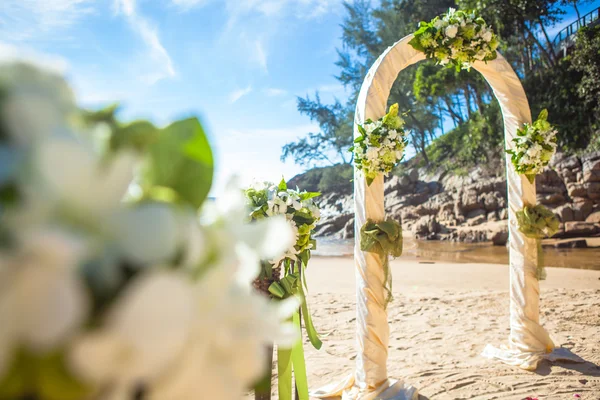 Ceremonia de boda en la orilla del arco marino del océano en la playa —  Fotos de Stock