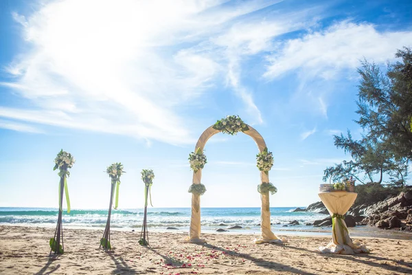 Poślubna ceremonia na brzegu oceanu łukiem morza na plaży — Zdjęcie stockowe