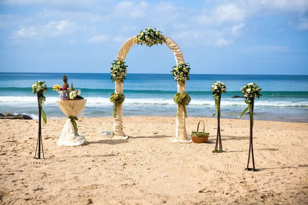 Poślubna ceremonia na brzegu oceanu łukiem morza na plaży — Zdjęcie stockowe