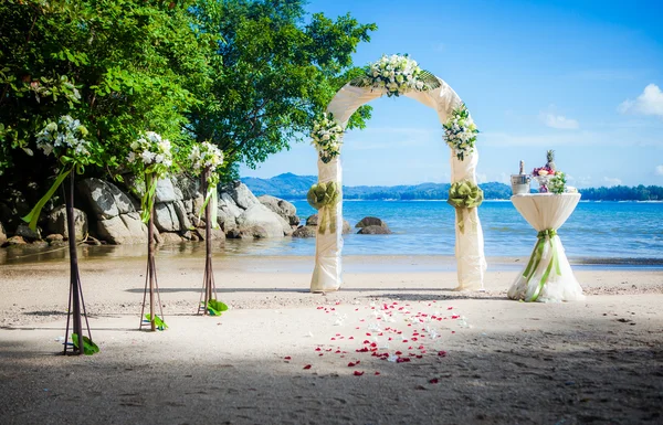 Exotische Zeremonie Hochzeit im europäischen Stil Bogen am tropischen Strand lizenzfreie Stockfotos