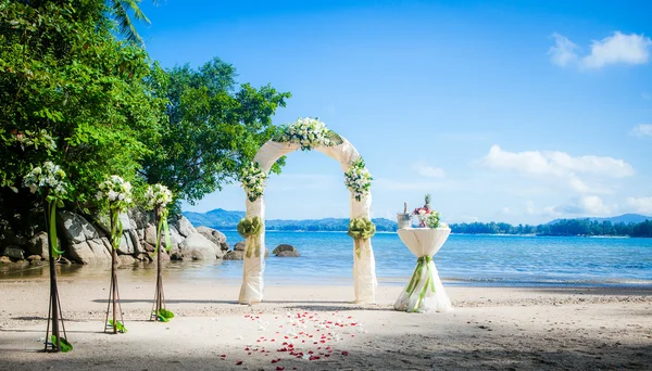 Cerimônia exótica casamento estilo europeu arco na praia tropical Imagens Royalty-Free