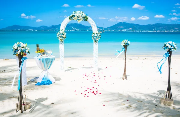 Bogen am Strand exotische europäische Hochzeitszeremonie am Ufer des Ozeans Meer lizenzfreie Stockfotos