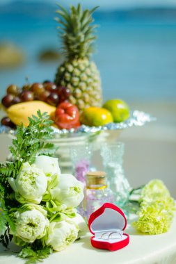Düğün töreni beach sahne yüzük dekor mercan kutusu üzerinde