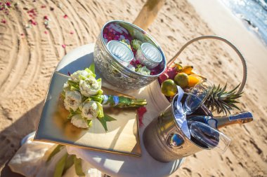 Düğün töreni Beach güzel pahalı süslemeleri dekor Yüzükler