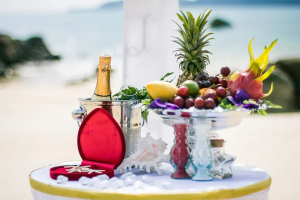 Cerimônia de casamento na praia cenário anel decoração coral caixa — Fotografia de Stock