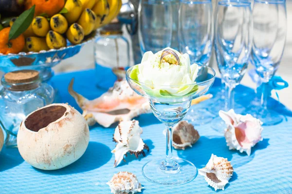 Ceremonia de boda en el paisaje de playa anillo decoración caja de coral — Foto de Stock