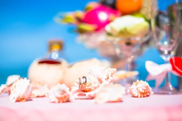 Cerimônia de casamento na praia cenário anel decoração coral caixa — Fotografia de Stock