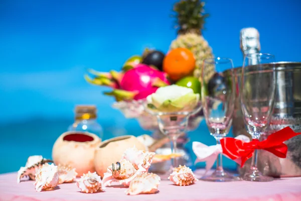 Cerimônia de casamento na praia cenário anel decoração coral caixa — Fotografia de Stock