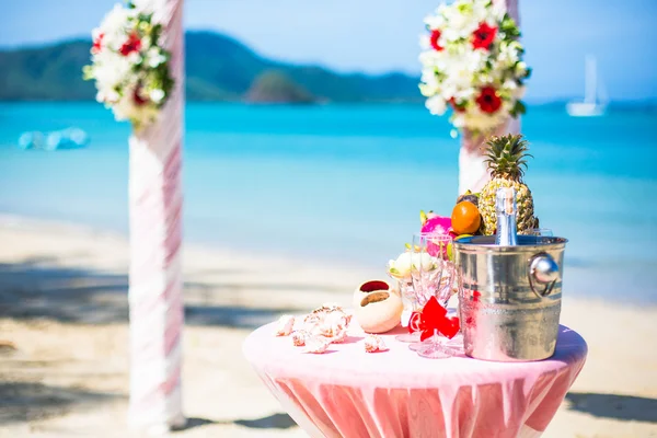 Bröllop ceremoni på stranden vacker dyra dekorationer inredning ringar — Stockfoto