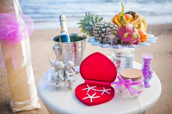 Düğün töreni Beach güzel pahalı süslemeleri dekor Yüzükler
