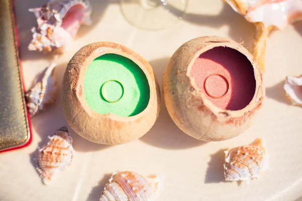 Cerimônia de casamento na praia belas decorações caras anéis de decoração — Fotografia de Stock