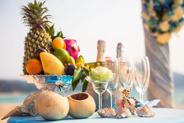 Ceremonia de boda en la playa hermosas decoraciones caras anillos de decoración — Foto de Stock