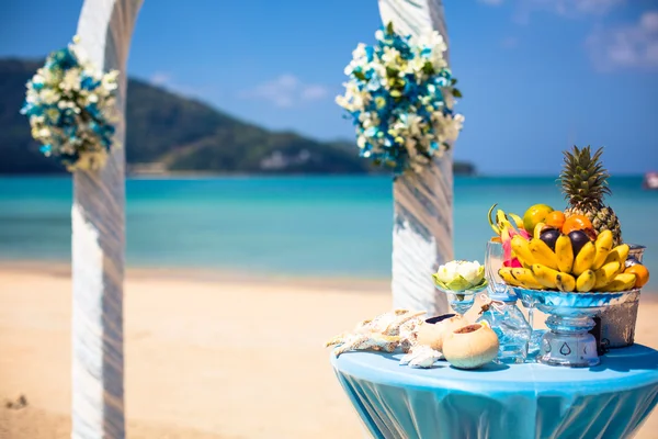 Ceremonia de boda en la playa hermosas decoraciones caras anillos de decoración — Foto de Stock