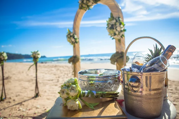 Ceremonia de boda en la playa hermosas decoraciones caras anillos de decoración — Foto de Stock