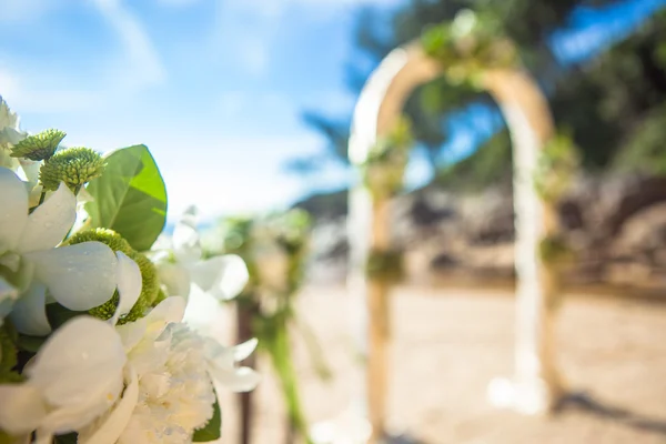Ceremonia de boda en la playa hermosas decoraciones caras anillos de decoración —  Fotos de Stock