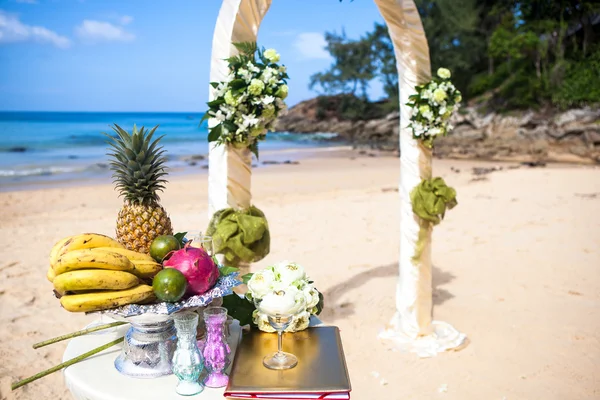 Ceremonia de boda en la playa hermosas decoraciones caras anillos de decoración —  Fotos de Stock