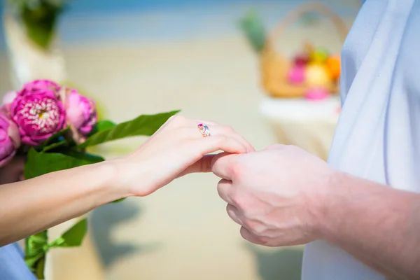 Mann trägt einen Ring Frau Hochzeitszeremonie am tropischen Strand exotische Dekoration — Stockfoto