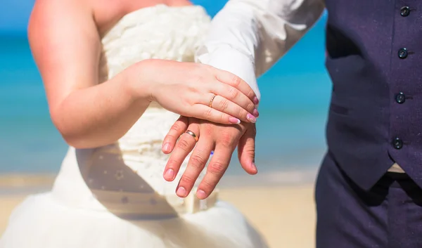 Mann trägt einen Ring Frau Hochzeitszeremonie am tropischen Strand exotische Dekoration — Stockfoto