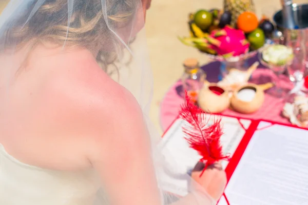 Hombre lleva una ceremonia de boda de mujer anillo en la playa tropical decoración exótica — Foto de Stock