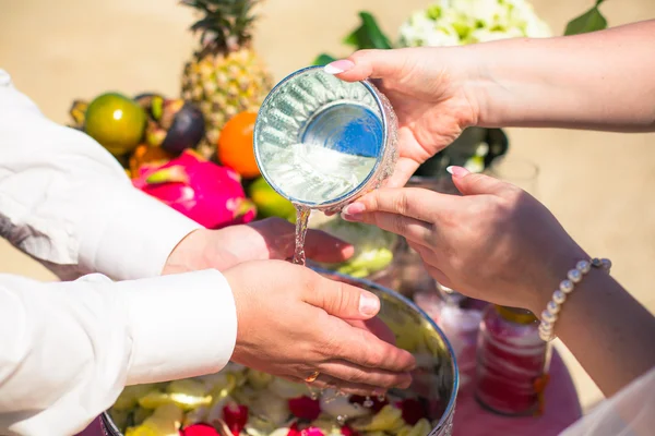 Εξωτικά τελετή άμμο γάμος στην παραλία όμορφες διακοσμήσεις ακριβά ντεκόρ χέρια δαχτυλίδια σε σχήμα μια καρδιά Ασία στυλ ταϊλανδικά — Φωτογραφία Αρχείου
