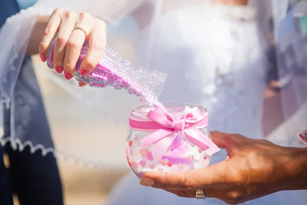 Cerimônia de areia de casamento exótico na praia belas decorações caras decoração anéis mãos na forma de um coração asiático estilo tailandês — Fotografia de Stock